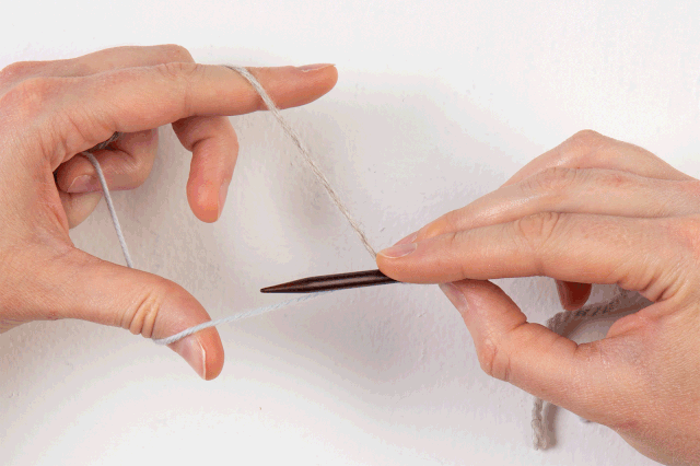 animated gif of knit cast-on steps