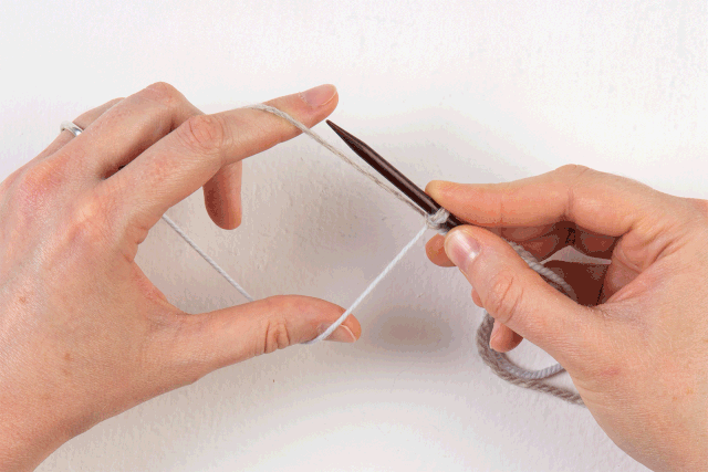 animated gif of purl cast-on steps