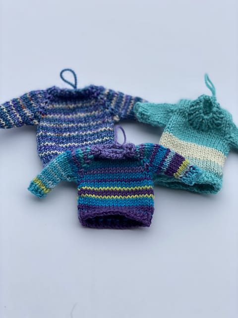 Tiny knitted Sweater Ornaments by by Ravelry user konayossie