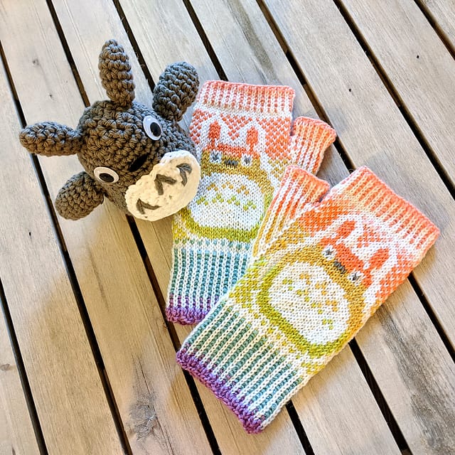 Totobow pattern by Rebecca Tsai on Ravelry. Knitted mitts made in faded rainbow colorwork, featuring Totoro.